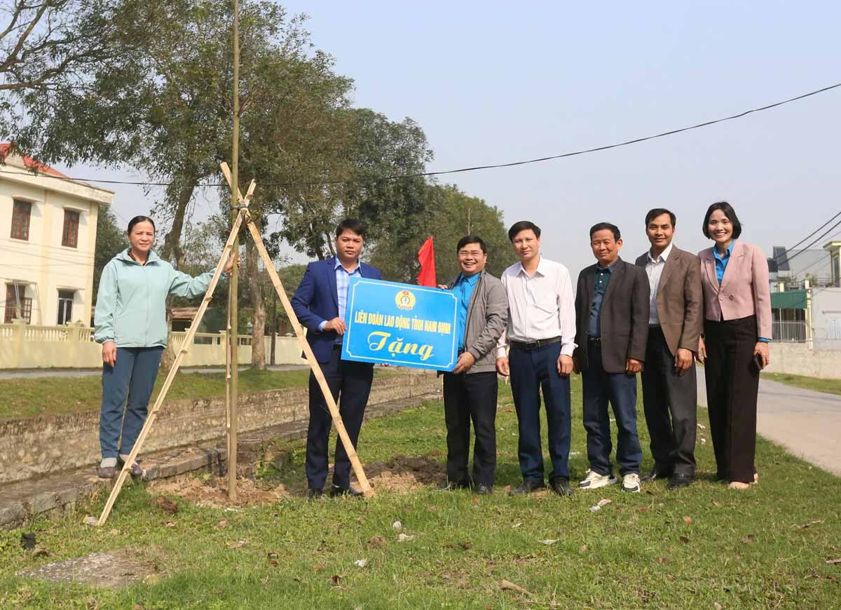 Leaders of Nam Dinh Provincial Labor Federation presented a symbolic sign of repayment for planting trees in Trung Nghia commune (Y Yen district). Photo: Ha Linh