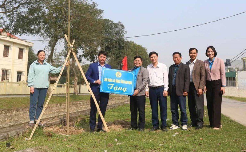 Leaders of Nam Dinh Provincial Labor Federation presented a symbolic sign of repayment for planting trees in Trung Nghia commune (Y Yen district). Photo: Ha Linh