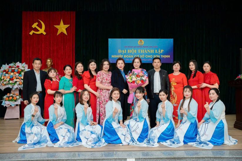 The Van Chan District Labor Federation, Yen Bai Province presented the decision and presented flowers to congratulate the Executive Committee of the Cho Son Thinh Organizing Committee. Photo: Bao Nguyen