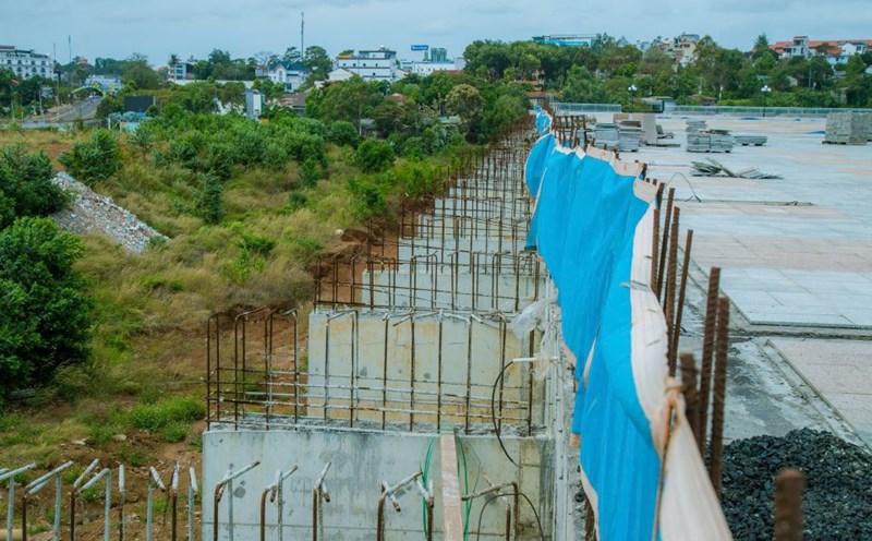 The lack of land mines in recent times has affected the progress of projects. Photo: Cong Nam