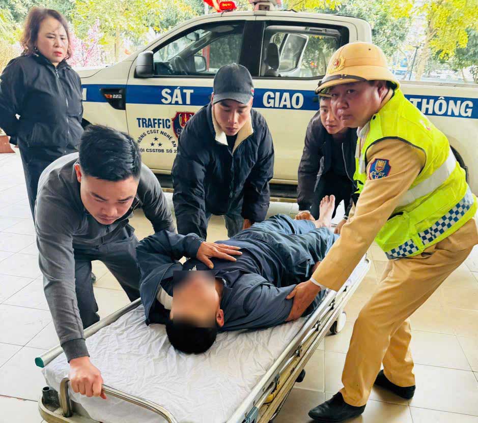 Nghe An Traffic Police force urgently took the patient who was suffering from a stroke to the hospital, helping to save a life. Photo: Ngoc Anh