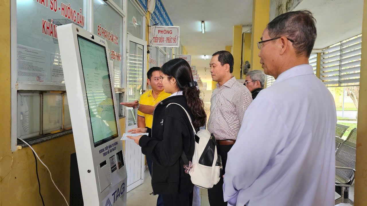 Người dân tập làm quen với ki-ốt y tế thông minh, rút ngắn thời gian khám bệnh. Ảnh: T.Linh.