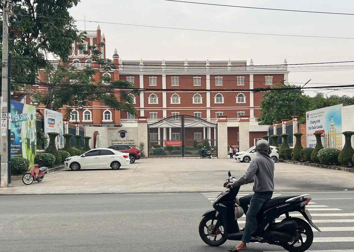 23 students and 5 teachers at the school had to be hospitalized. Photo: Dinh Trong