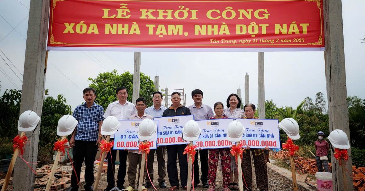 The Propaganda and Mass Mobilization Committees of Binh Duong and Ca Mau Provincial Party Committees built houses and repaired houses for 4 disadvantaged families. Photo: Bich Phuong