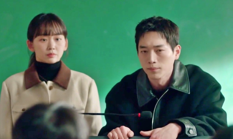 Seo Kang Joon and Jin Ki Joo in the film. Photo cut from episode 10 of the movie "Youth Project"