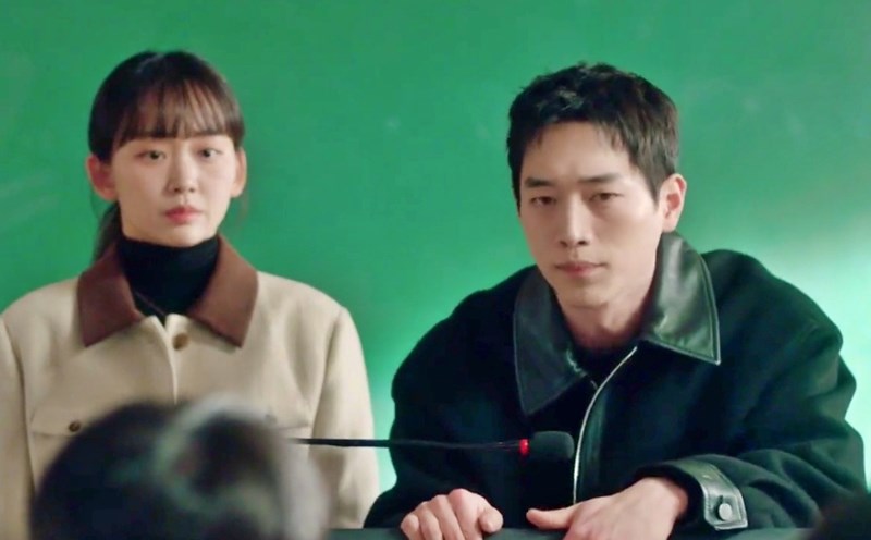 Seo Kang Joon and Jin Ki Joo in the film. Photo cut from episode 10 of the movie "Youth Project"