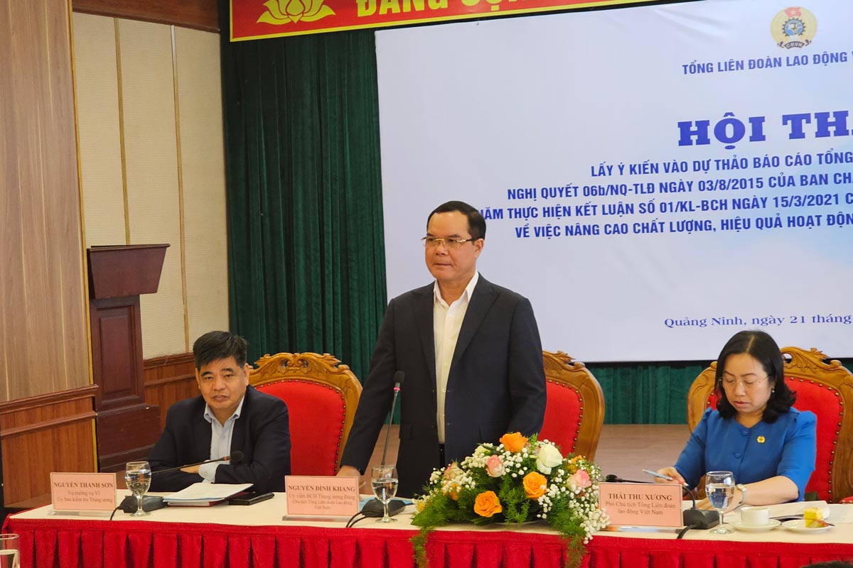 President of the Vietnam General Confederation of Labor Nguyen Dinh Khang gave a speech at the Workshop to collect opinions on the draft report summarizing 10 years of implementing Resolution 06b on improving the quality and efficiency of the activities of the Trade Union Inspection Committee. Photo: Doan Hung