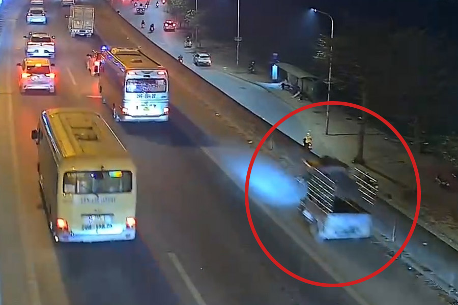 Homemade three-wheeled vehicles running on the Ring Road 3. Photo cut from clip