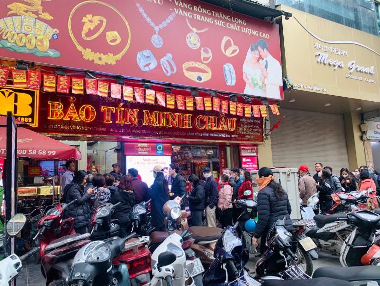 Gold prices have fluctuated continuously, gold shops in Hanoi have been bustling with customers in recent trading sessions. Photo: Phuong Anh