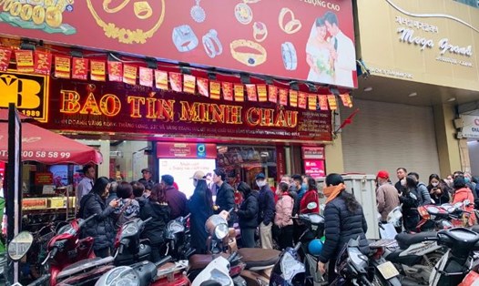 Giá vàng liên tục biến động, tiệm vàng ở Hà Nội tấp nập khách trong những phiên giao dịch gần đây. Ảnh: Phương Anh