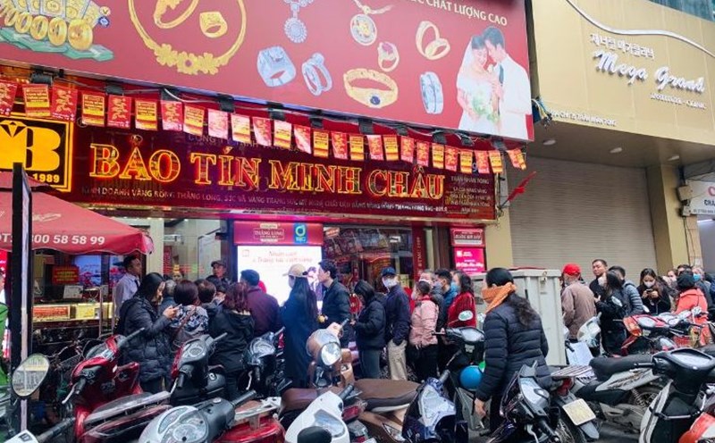 Gold prices have fluctuated continuously, gold shops in Hanoi have been bustling with customers in recent trading sessions. Photo: Phuong Anh