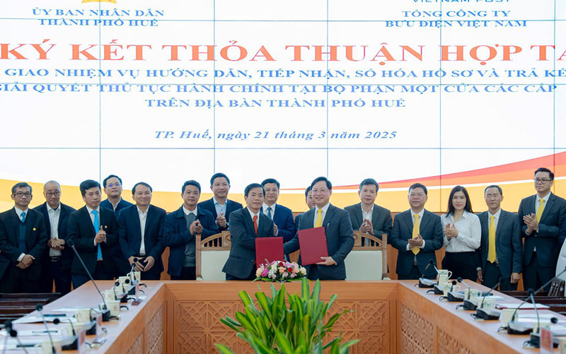 Chủ tịch UBND TP Huế Nguyễn Văn Phương và Tổng Giám đốc Tổng Công ty Bưu điện Việt Nam Chu Quang Hào ký kết Thỏa thuận Hợp tác.
