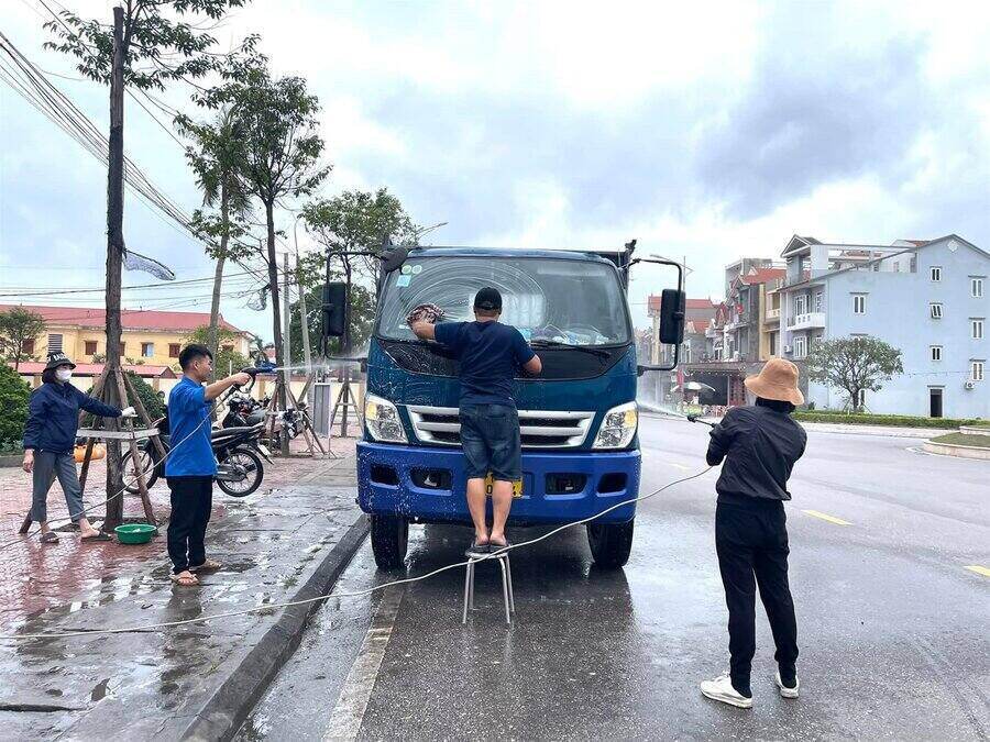 Spreading a car wash model to raise funds to help disadvantaged people in Hai Duong. Photo: Hai Duong Youth