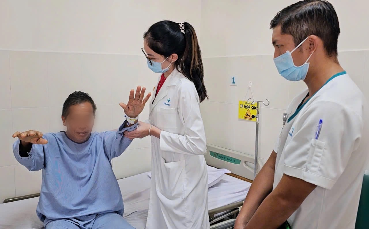 The doctor is examining the patient. Photo source: BVCC