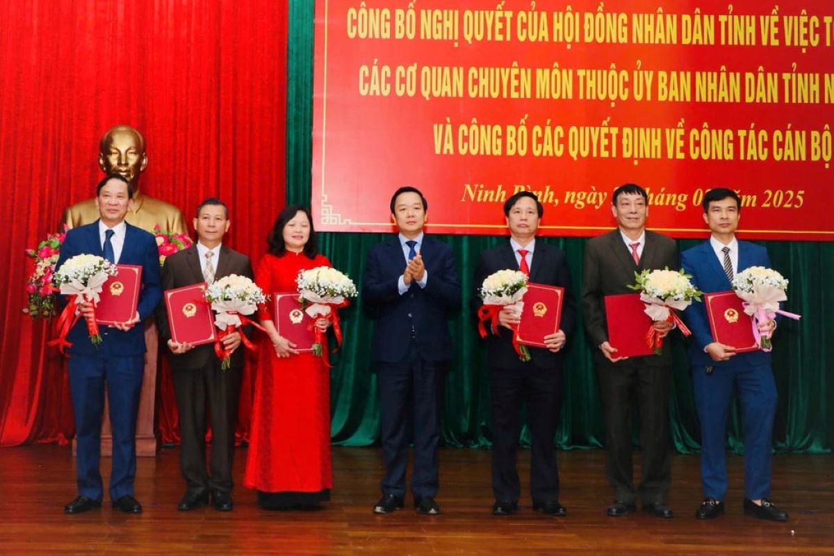 Mr. Pham Quang Ngoc, Chairman of Ninh Binh Provincial People's Committee (middle) presented the decision to transfer appointment to Mr. Duong Viet Yen (2nd from left) and Mr. Nguyen Tien Dung (3rd from right). Photo: Thanh Binh.