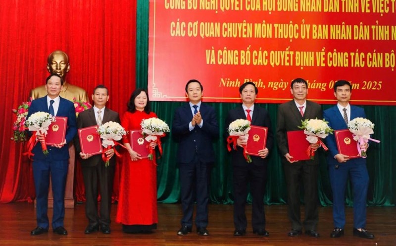 Mr. Pham Quang Ngoc, Chairman of Ninh Binh Provincial People's Committee (middle) presented the decision to transfer appointment to Mr. Duong Viet Yen (2nd from left) and Mr. Nguyen Tien Dung (3rd from right). Photo: Thanh Binh.