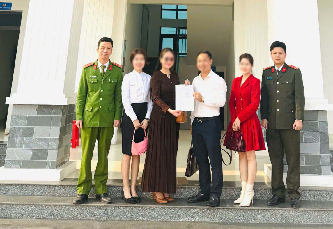 The parties agreed to transfer the money back at the headquarters of Viet Lap Commune Police (Tan Yen, Bac Giang). Photo: Viet Lap Commune Police