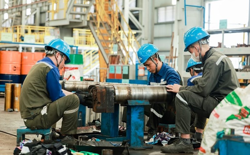 The Prime Minister noted about personnel work, salary policies, and increased charter capital for state-owned enterprises. Illustrative photo: Hai Nguyen