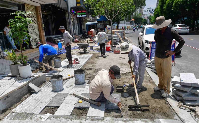 The sidewalks of many streets in District 1, Ho Chi Minh City are being paved with granite. Photo: Minh Quan