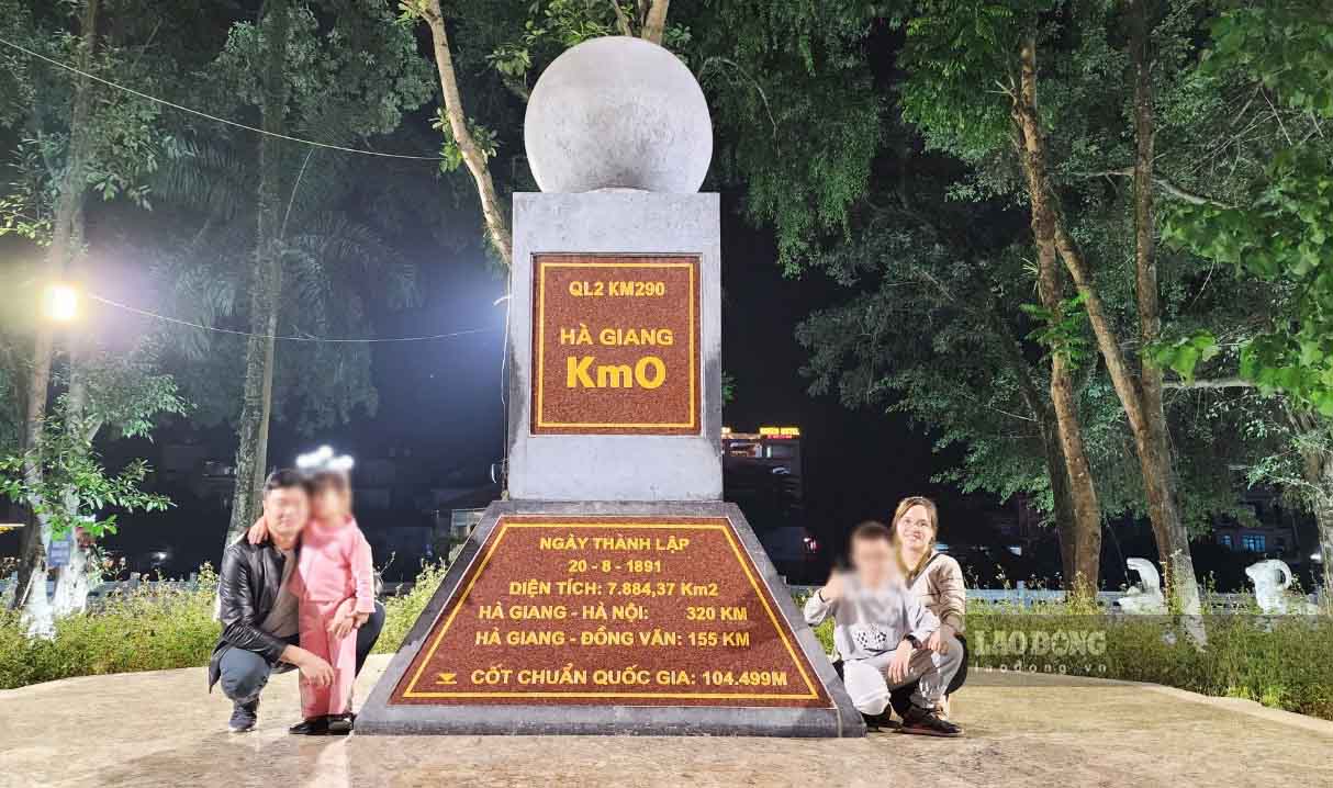 The Km0 milestone in Ha Giang is chosen by many tourists. Photo: Viet Bac.