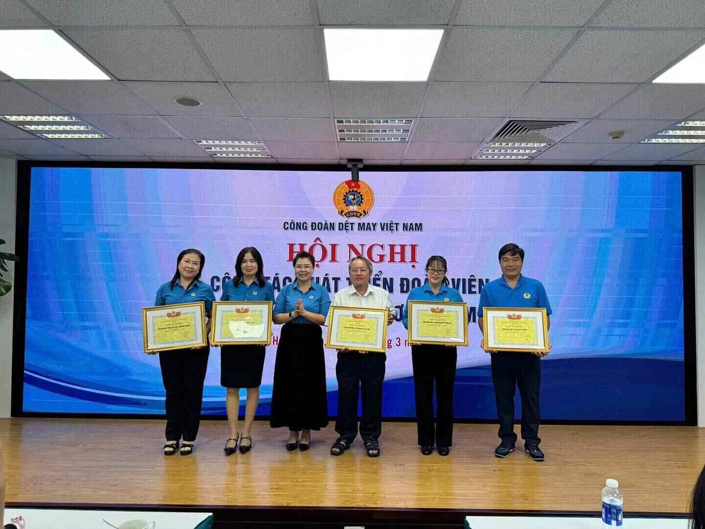 Awarding units with outstanding achievements in developing union members in 2024. Photo: CDDM