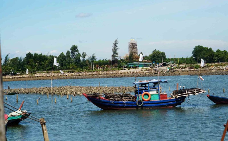 Many people in Cam Linh commune arbitrarily deposited money into the Garbage River to raise oysters and violated the law, obstructing flood drainage. Photo: Tran Tuan.