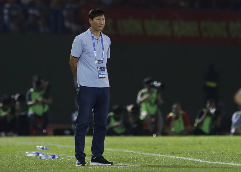 Coach Kim Sang-sik faces invisible pressure. Photo: Thanh Vu
