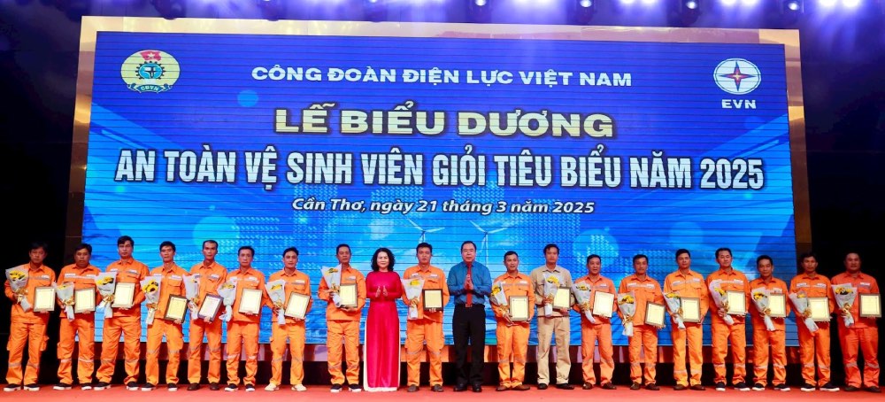 Leaders of the Vietnam Electricity Trade Union presented a symbol to outstanding good occupational safety and hygiene workers at the ceremony. Photo: Dac Cuong