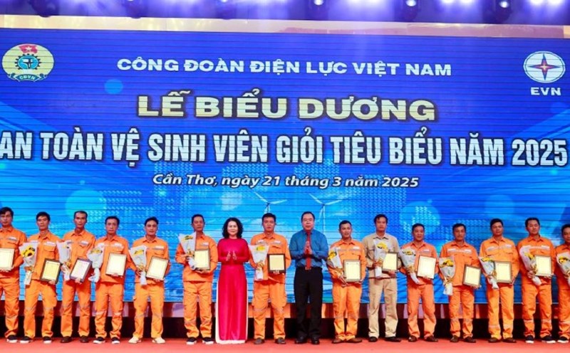 Leaders of the Vietnam Electricity Trade Union presented a symbol to outstanding good occupational safety and hygiene workers at the ceremony. Photo: Dac Cuong