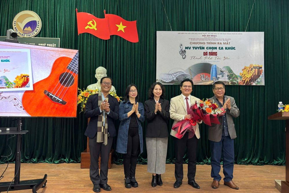 Ms. Nguyen Thi Hoi An, Deputy Director of the Department of Culture - Sports of Da Nang City, presented flowers to the musicians. Photo: Tran Thi