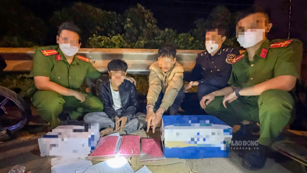 Hai đối tượng (thứ 2 và thứ 3 từ trái sang) bị bắt giữ cùng tang vật ma túy. Ảnh: H.Nguyên