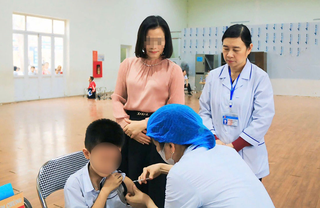 The measles epidemic is complicated in Hanoi. Health workers are vaccinating children. Photo: Van Lap
