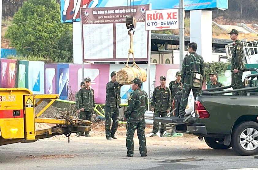 The authorities successfully relocated and handled the bomb discovered in Da Lat city. Photo: Lam Hong