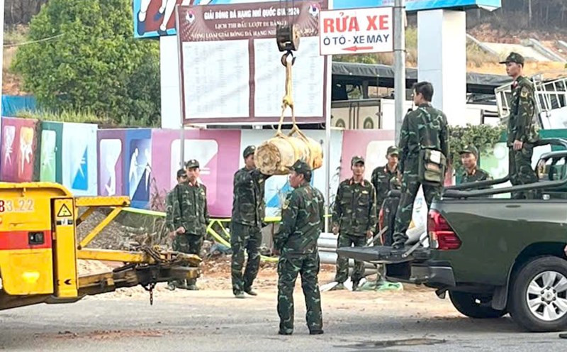 The authorities successfully relocated and handled the bomb discovered in Da Lat city. Photo: Lam Hong