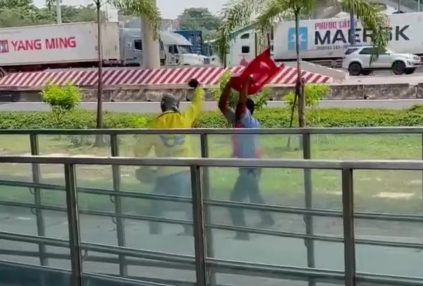 Bảo vệ ga metro và tài xế xe công nghệ xô xát gây náo loạn. Ảnh: người dân cung cấp