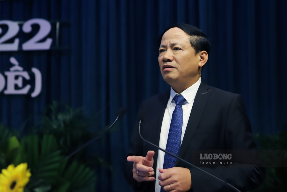 Chairman of Binh Dinh Provincial People's Committee Pham Anh Tuan reported on the socio-economic situation in the first 3 months of 2025, at the 22nd session of the Provincial People's Council for the 2021-2026 term (March 21). Photo: Hoai Luan