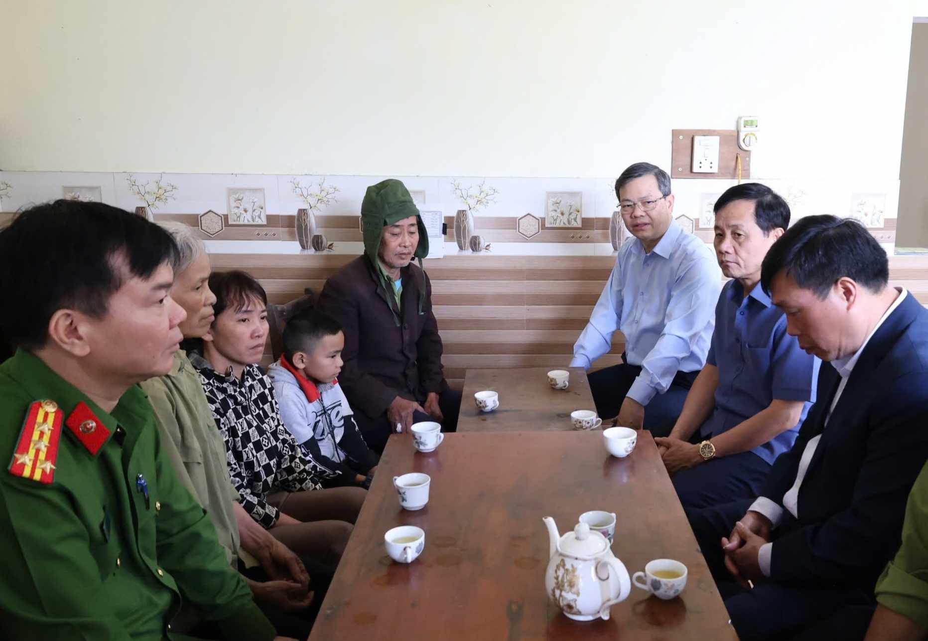 Chairman of Tuyen Quang Provincial People's Committee (blue shirt, middle photo) and local leaders visited and supported the family of the victim who died fighting a forest fire. Photo: Viet Bac
