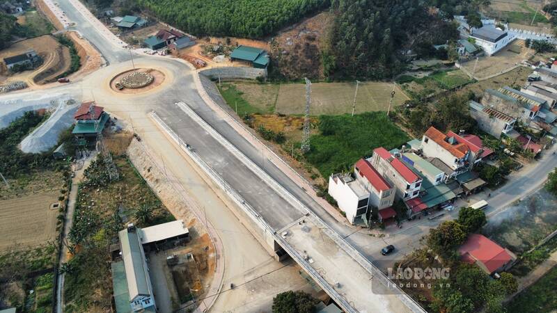 Khu vuc duong dan dau cau noi voi duong tranh da co ban hoan thien. Anh: Lam Thanh