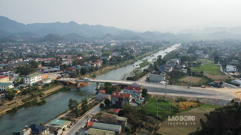 The Pho Day River overpass in Son Duong Town is about to be completed. Photo: Lam Thanh