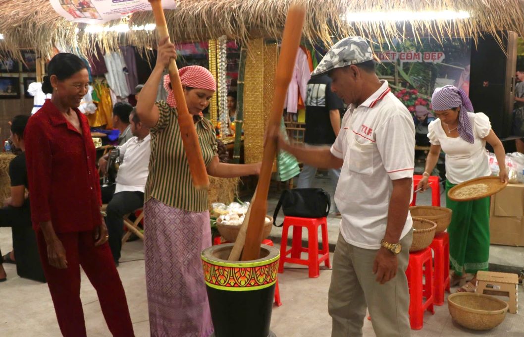Tourists experience plowing green rice in Phu Tan green rice craft village