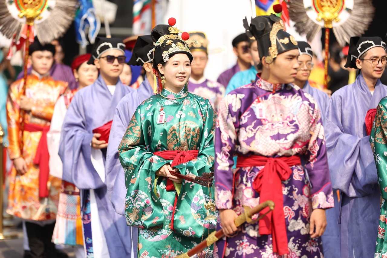 The audience wore traditional costumes to the "Call Me by Fire" concert. Photo: Organizing Committee.