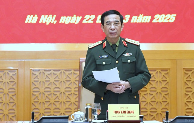 General Phan Van Giang - Politburo member, Deputy Secretary of the Central Military Commission, Minister of National Defense - chaired a conference to review and give opinions on the draft Project on local military organization "refined, compact, and strong". Photo: Ministry of National Defense