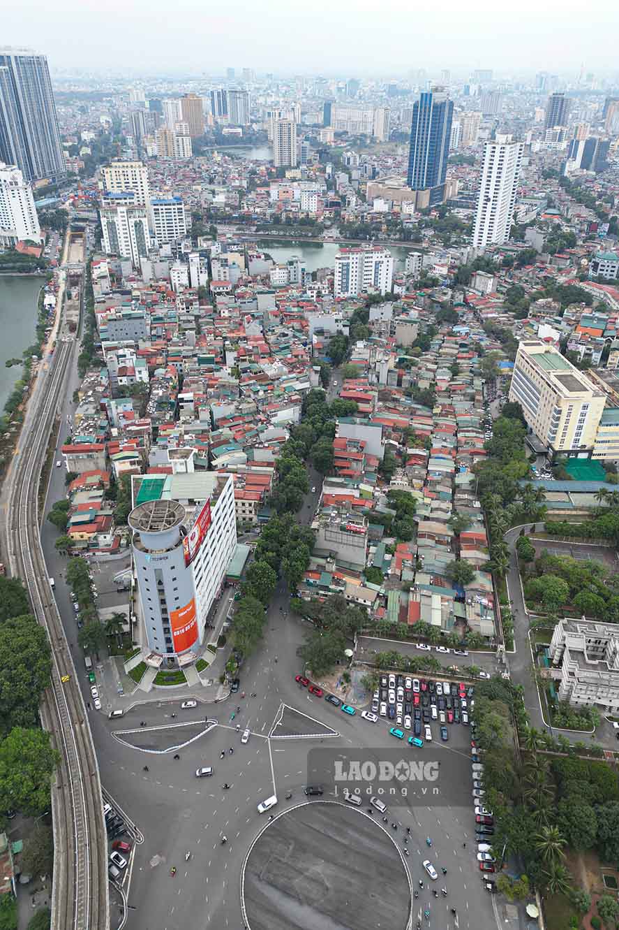 Du an duong Vanh dai 1 co tong chieu dai 2.274m, mat cat ngang 50m, gom 6 lan xe va hai cau vuot tai cac nut giao quan trong: Giang Vo - Lang Ha va Nguyen Chi Thanh - De La Thanh. Diem dau cua tuyen giao voi duong Cat Linh - La Thanh - Yen Lang tai khu vuc Hoang Cau (quan Dong Da) va ket thuc tai nut giao Voi Phuc (quan Ba Dinh).