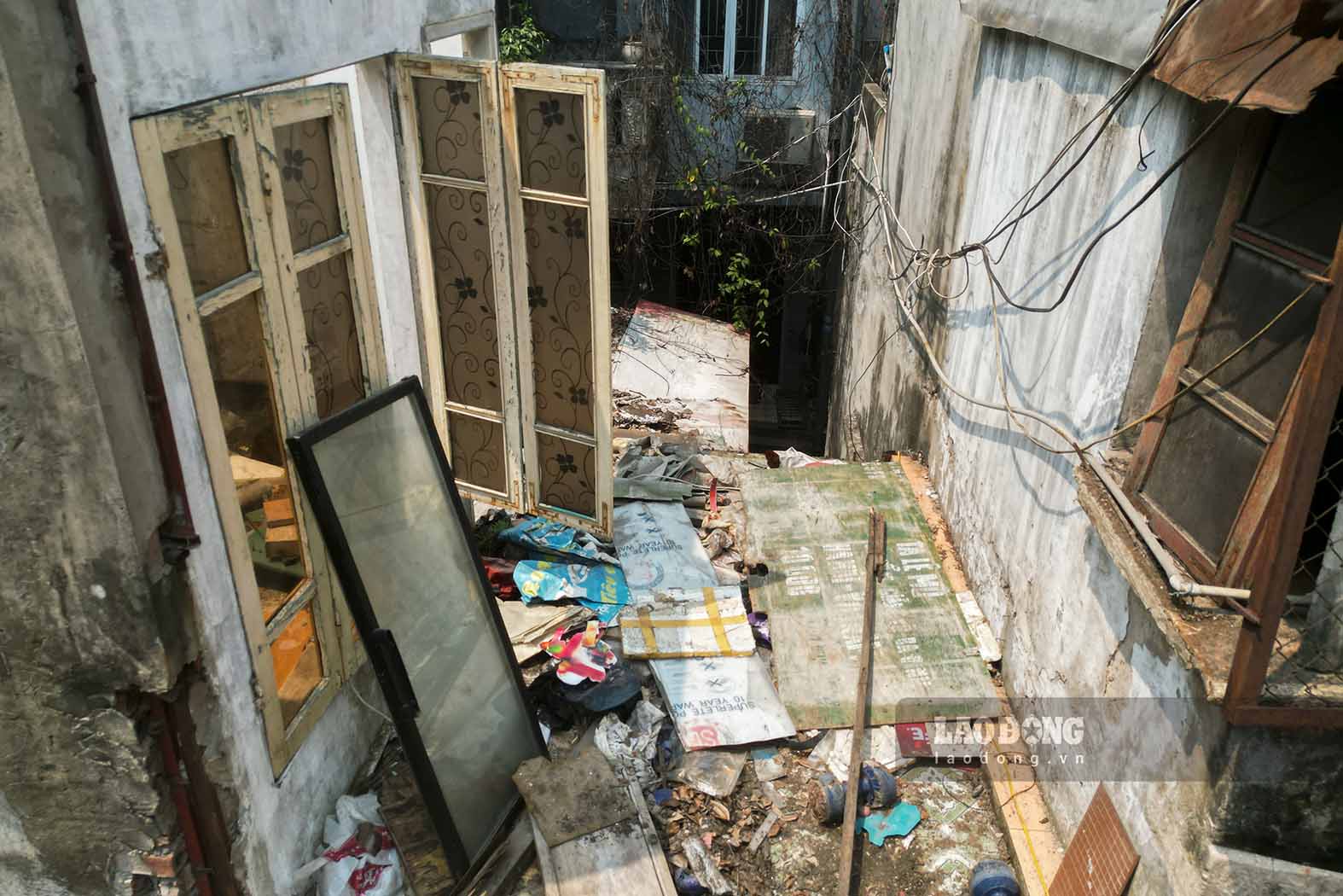 Ve kho khan trong cong tac giai phong mat bang, ong Dung cho hay, nhieu phuong an da duoc boc tham vi tri nha tai dinh cu nhung chua nhan duoc quyet dinh ban nha tai dinh cu. Them vao do, quy nha tai dinh cu cua du an dang thieu gan 200 can. UBND quan Ba Dinh da bao cao So Xay dung de nghi xem xet, bo tri bo sung so can thieu nay.