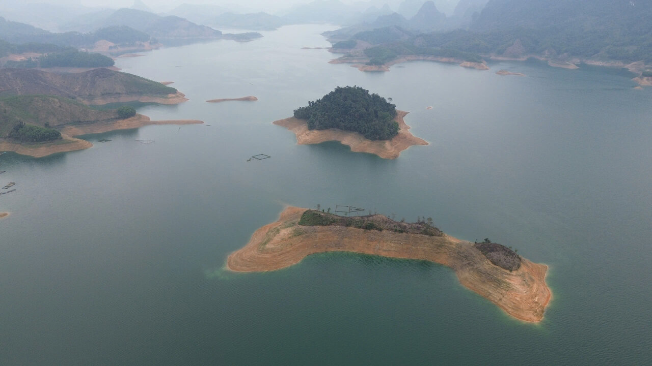 The water at Hoa Binh Hydropower Reservoir continues to dry, revealing many earthworms. Photo: Dang Tinh