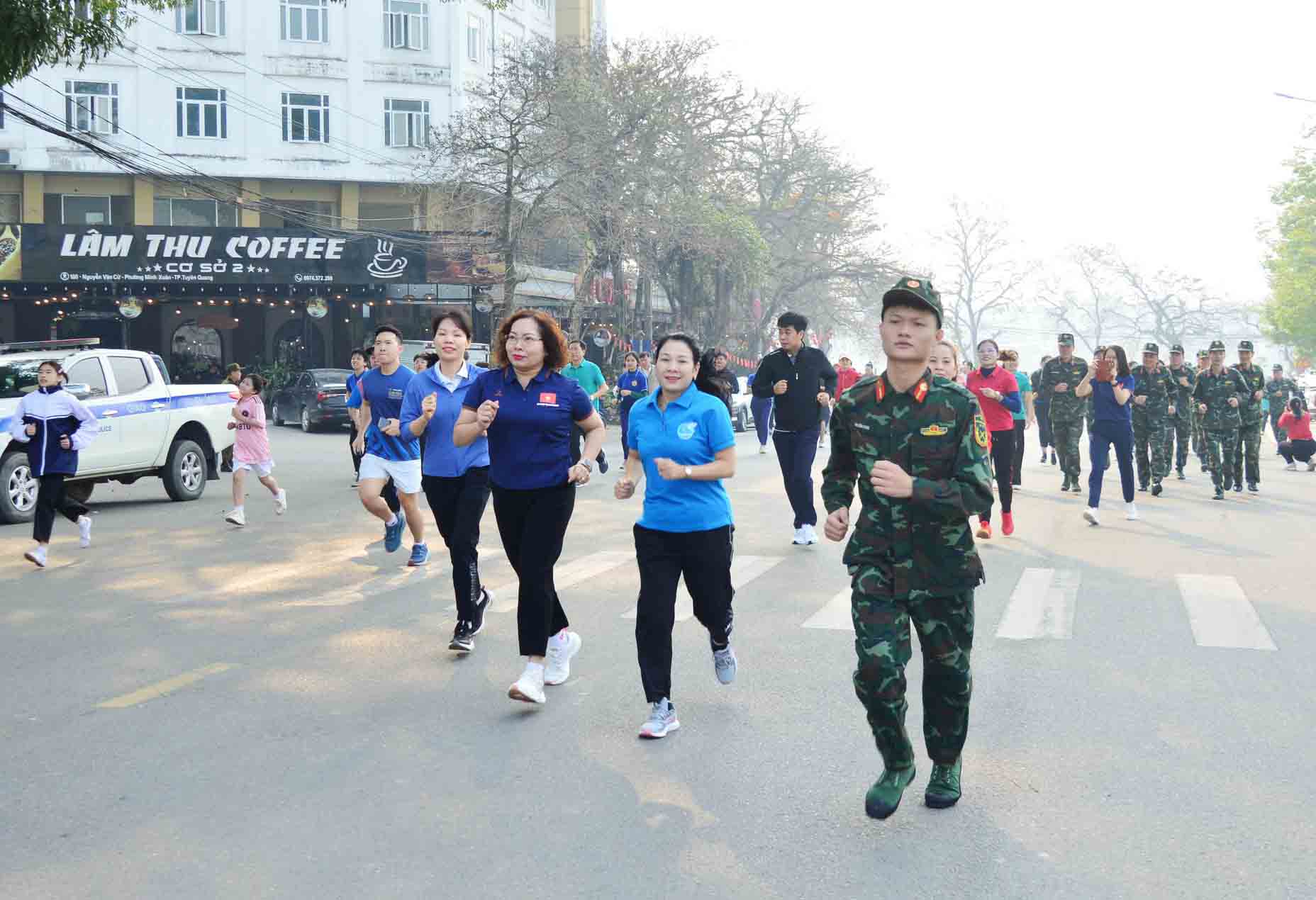 This year's Tuyen Quang Province Sports Festival attracted nearly 2,000 officials, civil servants, public employees, armed forces, people and students to participate. Photo: Pham Yen.