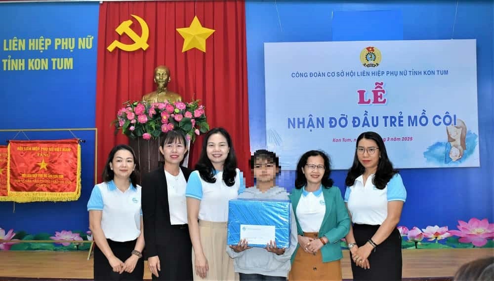 The members of the Provincial Women's Union's Trade Union took on the role of stepmother for Y Linh (middle). Photo: Minh Thao