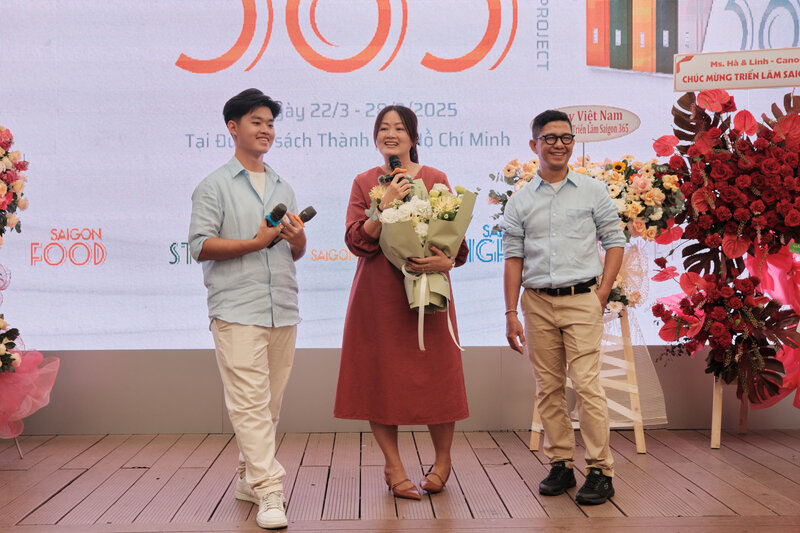  Ngoai ra, du an Saigon 365 con la mon qua sinh nhat danh tang vo toi la co giao Huynh Thong Nhat nguoi sinh dung vao ngay 30.4.1975. Trong anh la nhiep anh gia Nguyen Thanh Tung cung vo va con trai. Anh: Trang Nguyen