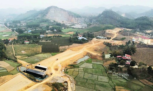 Nhiều vị trí trên cao tốc Tuyên Quang - Hà Giang (đoạn qua Tuyên Quang) vẫn chưa thể giải phóng mặt bằng. Ảnh: Việt Bắc.