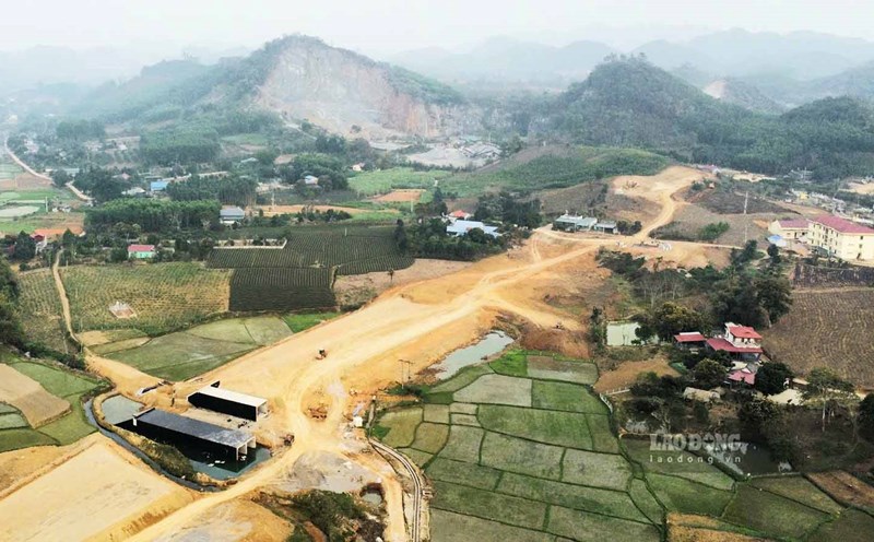 Many locations on the Tuyen Quang - Ha Giang expressway (through Tuyen Quang) have not yet been cleared. Photo: Viet Bac.